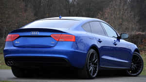 冬日戶外停放的藍色Audi A5房車。 — 5120x2880 壁紙
