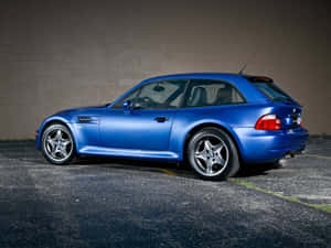 藍色BMW M3旅行車在夜間停泊在停車場。 — 平治 C300 壁紙