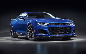 攝影棚燈光下的光澤藍色雪佛蘭Camaro SS跑車。 — 藍色 壁紙