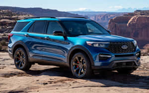 藍色福特Explorer SUV停泊在沙漠岩石上，可欣賞峽谷景色。 — Steam Deck 壁紙