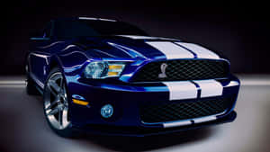 攝影棚燈光下的藍色Shelby Mustang，帶有白色條紋。