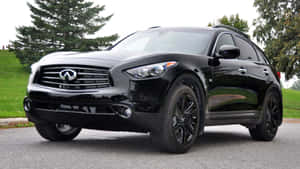 黑色Infiniti FX35 SUV停泊在靠近有樹木的草地附近的鋪砌路面上。 — 酷車 壁紙