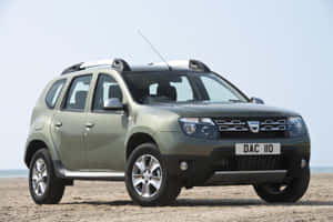 橄欖綠色的Dacia Duster SUV停泊在沙灘上，天空晴朗。 — MacBook Pro M3 壁紙