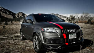 帶有紅色條紋的啞光黑色奧迪Q7停在山區沙漠景觀中。 — Audi R8 GIF 壁紙