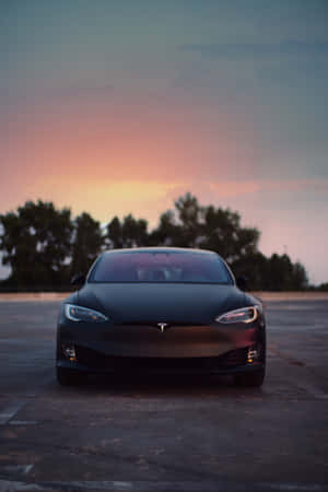 啞光黑色Tesla Model S在日落時停泊，背景有樹木 — 小米Pad 9 Pro Max 壁紙