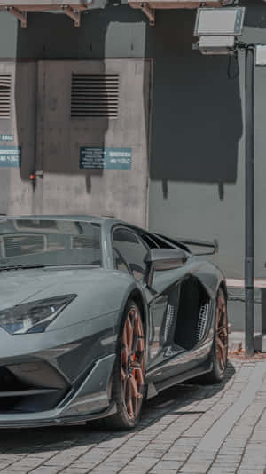 啞光灰色林寶堅尼Aventador配銅色輪圈停泊在磚砌行人路上。 — 酷車 壁紙