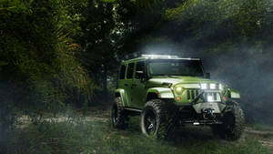 橄欖綠色Jeep Wrangler夜間停在霧氣瀰漫的森林中，車頭燈亮著。 — 森林景色 壁紙