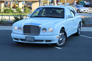 一輛淺藍色 Bentley Arnage 豪華轎車在陽光明媚的日子停放在停車場。 — Surface Laptop 壁紙