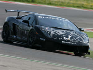 賽道上帶有 Blancpain 時鐘設計的黑色林寶堅尼賽車。 — 賽車 壁紙