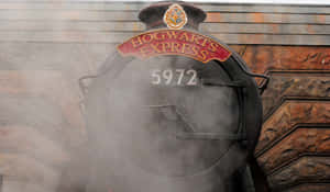 Hogwarts Express蒸汽火車5972號在車站排放煙霧。 — 霍格華茲 GIF 壁紙