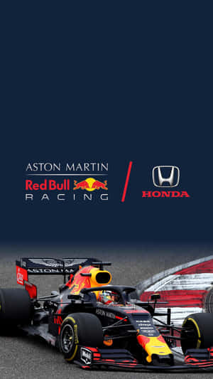 帶有Aston Martin和Honda標誌的Red Bull Racing一級方程式賽車在賽道上。 — 賽車 壁紙