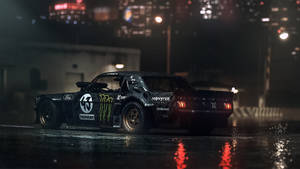 帶有Monster Energy標誌的黑色飄移車在雨夜的城市中飛馳。 — 落雨 壁紙