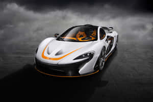 白色McLaren跑車帶橙色飾邊，在暴風雨天空下，濕潤路面上。 — 麥拿侖 GIF 壁紙