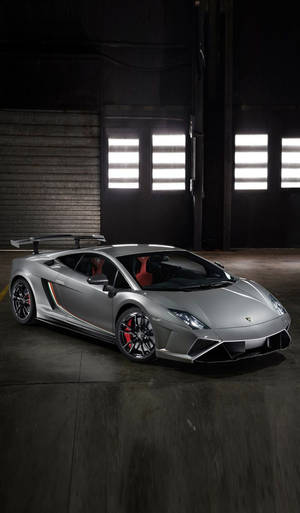 在黑暗的工業車庫中，一輛帶有紅色內飾的銀色林寶堅尼Gallardo。 — 汽車 壁紙