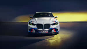 金色燈光下帶有紅藍色調的白色BMW M2跑車。 — 本田 壁紙