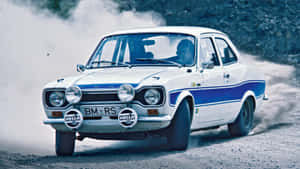 白色福特Escort RS拉力賽車在碎石路上疾馳，塵土飛揚。 — 老福特貨車 壁紙