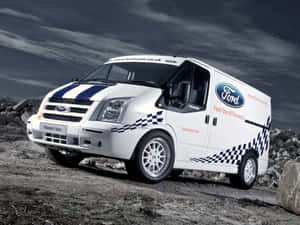 暴風雨天空下岩石地形上的白色福特 Transit SSV 客貨車，帶有賽車塗裝。 — Vans GIF 壁紙