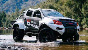 白色Isuzu D-Max皮卡車在森林地區的淺河水中行駛。 — 酷車 壁紙