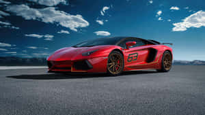 紅色林寶堅尼 Aventador SVJ，金色輪圈和賽車號碼「63」，在沙漠路上，日落時分。 — 林寶堅尼 4K 壁紙