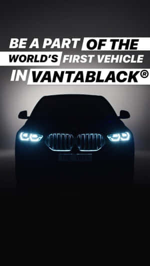 在黑暗的攝影棚環境中，採用Vantablack塗裝的寶馬汽車，車頭燈發光。 — 暗色 壁紙
