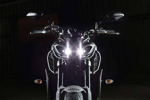 在黑暗環境中，Yamaha電單車明亮頭燈的特寫。 — 機車 壁紙