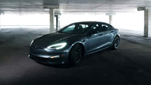 一輛灰色Tesla Model S停在光線昏暗的地下停車場。 — 酷車 壁紙