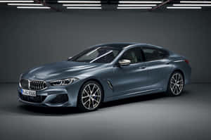 極簡攝影棚環境中的啞光藍色BMW 8系Gran Coupe。 — MacBook Air M3 壁紙