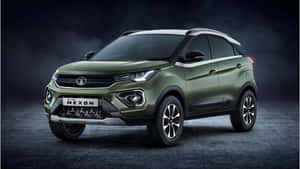 在攝影棚內，橄欖綠色 Tata Nexon SUV 搭配戲劇性燈光。 — 夜晚 壁紙