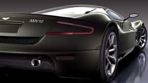 深綠色 Aston Martin AMV10 跑車，帶有紅色尾燈和鍍鉻細節。 — 酷車 壁紙