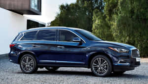 深藍色 Infiniti QX60 SUV 停放在碎石路上，靠近現代房屋和綠樹。 — 酷車 壁紙