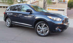 深藍色 Infiniti QX60 SUV 停放在住宅街道上，黃昏時分。 — 暮光 壁紙