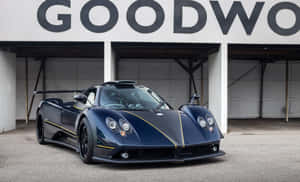 深藍色Pagani Zonda跑車帶有黃色飾邊，停在Goodwood車庫前。 — 中性 壁紙