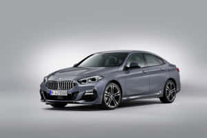 灰色BMW轎車在攝影棚中，配備運動型合金輪圈和現代設計。 — 本田 壁紙