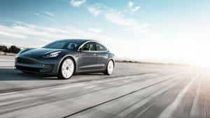 灰色Tesla Model 3在沙漠高速公路上夕陽下疾馳。 — 酷車 壁紙