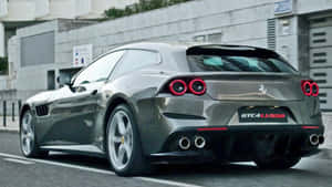 灰色法拉利 GTC4Lusso 跑車停在城市街道上 — 4K 法拉利 壁紙
