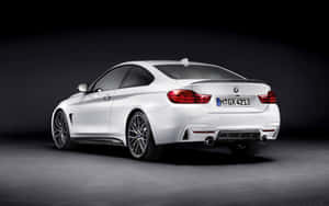 白色BMW M4雙門轎跑車在攝影棚中，背景昏暗，紅色尾燈醒目。 — Steam Deck 壁紙