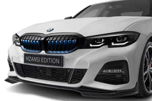 白色BMW MZANSI Edition汽車正面視圖，帶有藍色發光格柵。 — MacBook Pro M3 壁紙