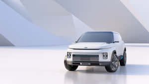 在極簡工作室環境中，帶有藍色裝飾的白色未來電動SUV。 — 酷車 壁紙