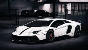 白色林寶堅尼Aventador，帶有黑色細節，停在黑暗的城市環境中。 — 汽車 壁紙