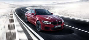紅色BMW M5在黃昏時分在沙漠高速公路上疾馳，帶有模糊的動態。 — 超寬螢幕 壁紙