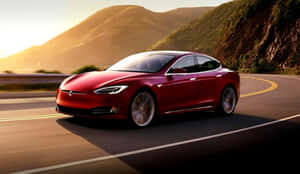 紅色Tesla Model S在日落時分在蜿蜒的山路上疾馳。 — 酷車 壁紙