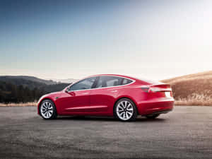 紅色Tesla Model 3停泊在路上，背景有山丘和樹木。 — Tesla GIF 壁紙