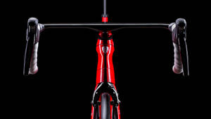 紅色公路自行車，黑色車把和白色握把，黑色背景。 — 自行車 壁紙