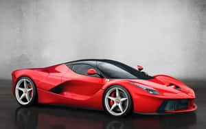 紅色法拉利 LaFerrari 跑車在攝影棚內，反光地板和灰色牆壁背景。 — MacBook Air M1 壁紙