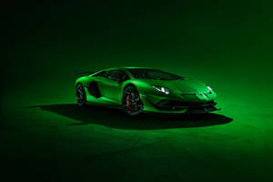 綠色林寶堅尼 Aventador SVJ 在黑暗的攝影棚地板上，帶有輪胎痕跡，在綠色燈光下。 — 林寶堅尼 4K 壁紙