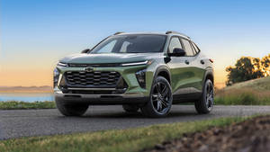 日落時分停泊在湖邊的綠色雪佛蘭SUV。 — 汽車 壁紙