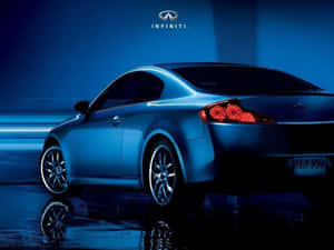 藍色 Infiniti 雙門跑車在夜間濕潤的城市街道上疾馳，紅色尾燈發光。 — 酷車 壁紙