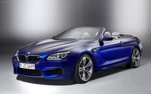 藍色BMW M6敞篷車，配備白色內飾和銀色輪圈，在攝影棚中展示。 — Steam Deck 壁紙
