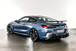 藍色BMW M8 Coupe，黑色飾邊和後擾流板，工作室環境。 — Audi R8 GIF 壁紙