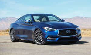 藍色Infiniti Q60運動轎跑車停在沙漠公路上，背景有山脈。 — Steam Deck OLED 壁紙